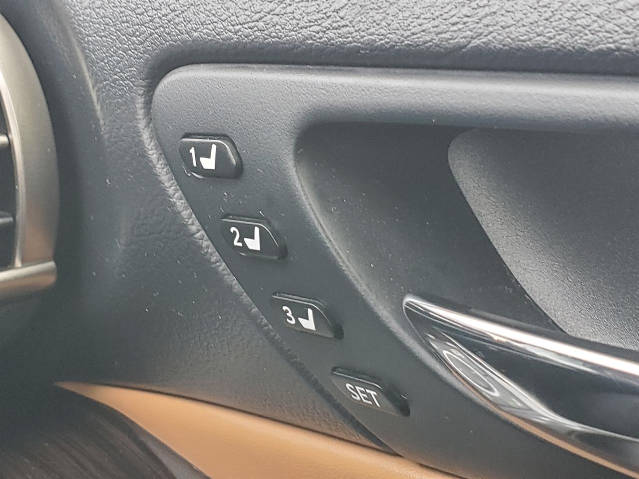 2016 Lexus IS300h thumbnail