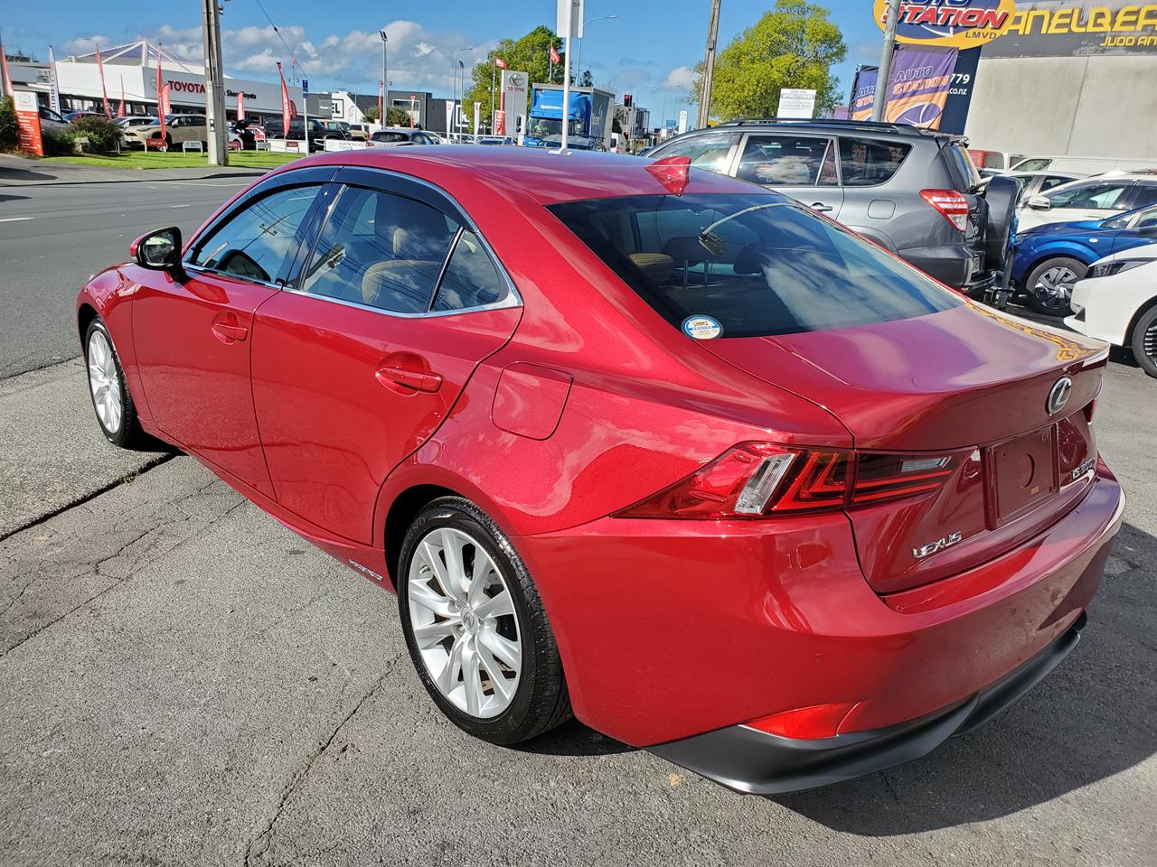 2016 Lexus IS300h thumbnail