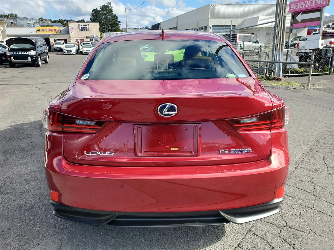 2016 Lexus IS300h thumbnail
