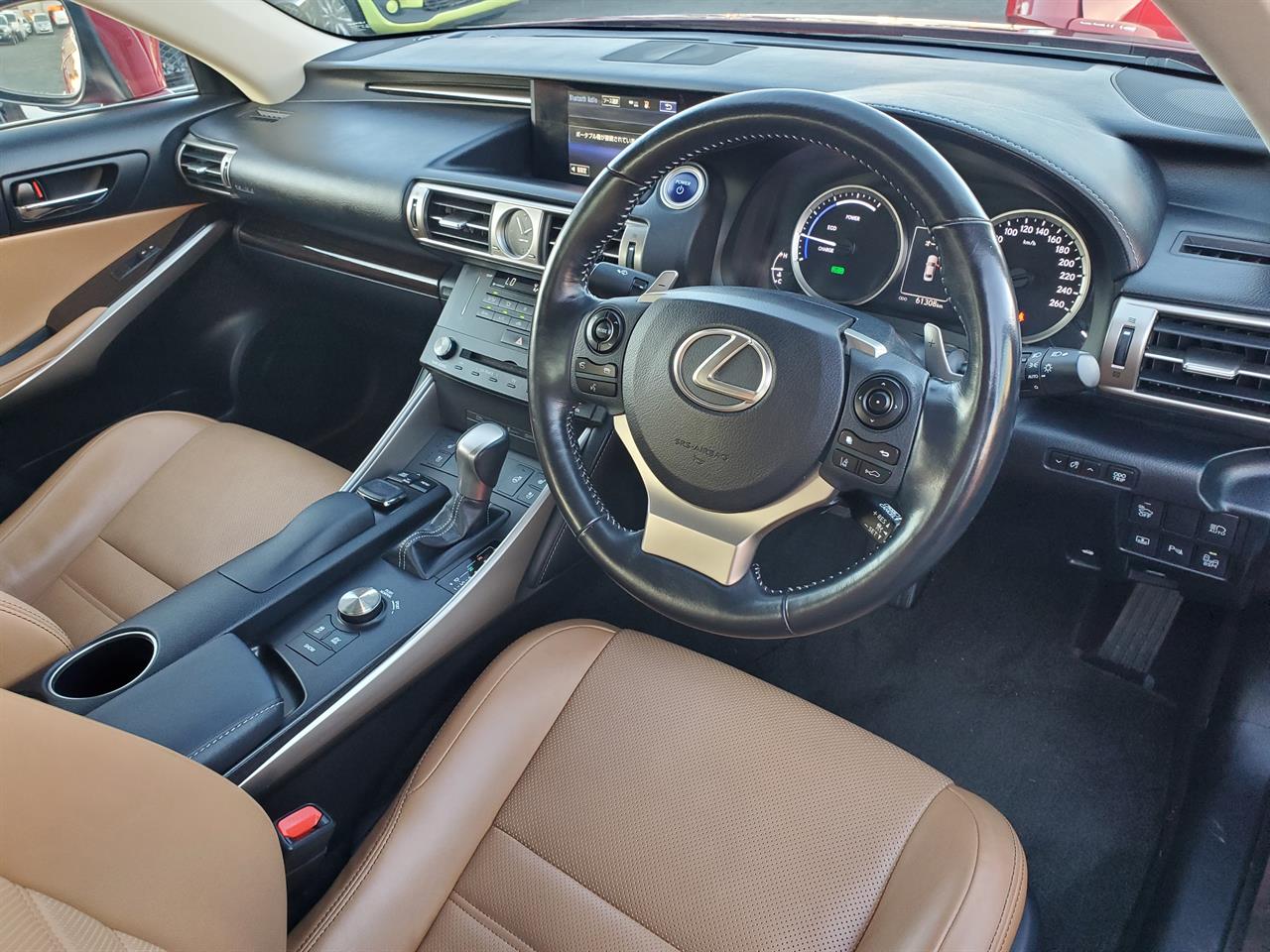 2016 Lexus IS300h thumbnail