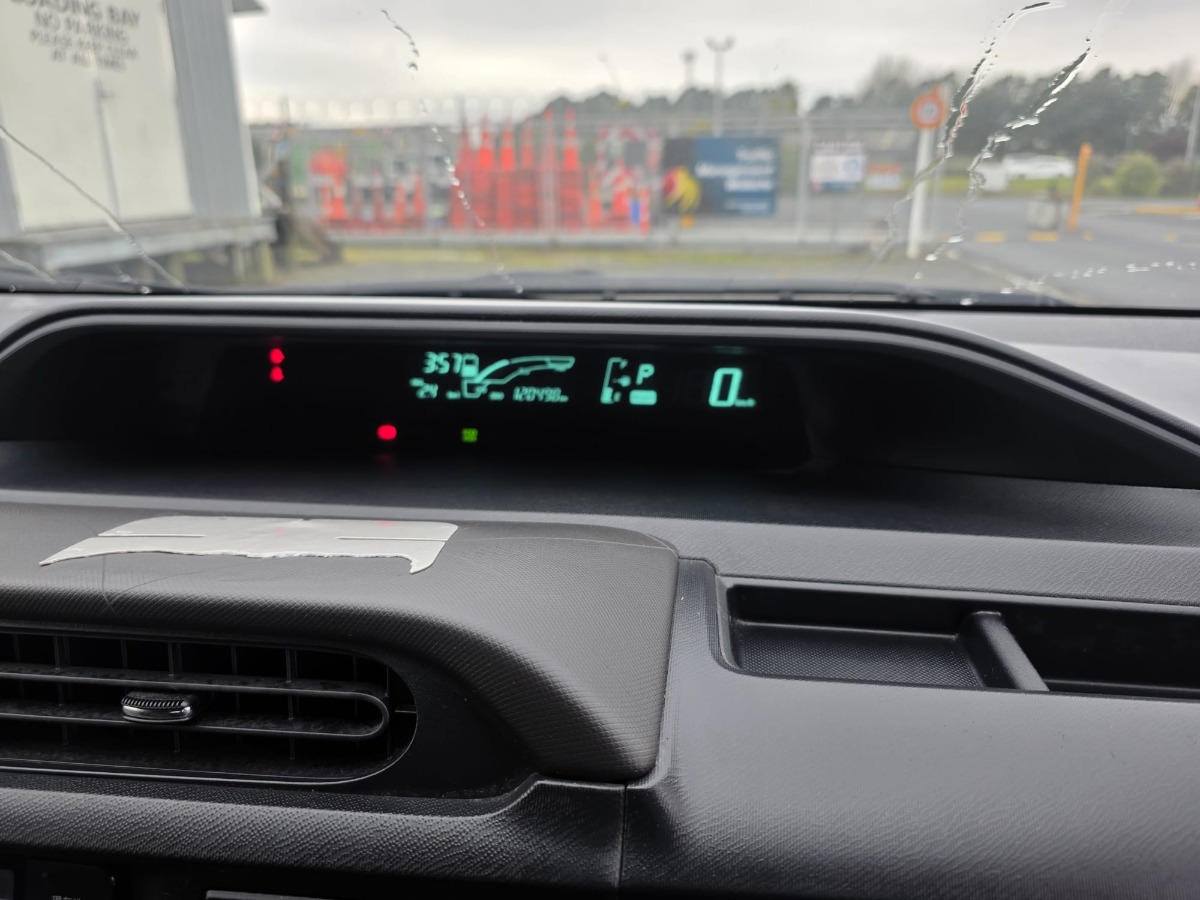 2012 Toyota Aqua thumbnail