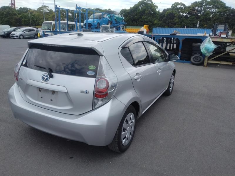 2012 Toyota Aqua thumbnail