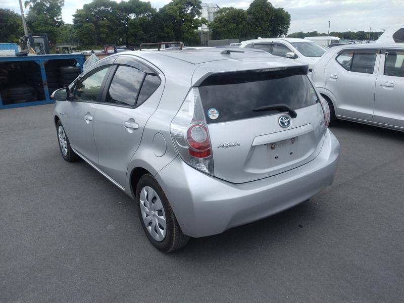 2012 Toyota Aqua thumbnail