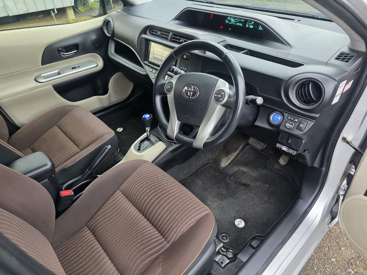 2012 Toyota Aqua thumbnail