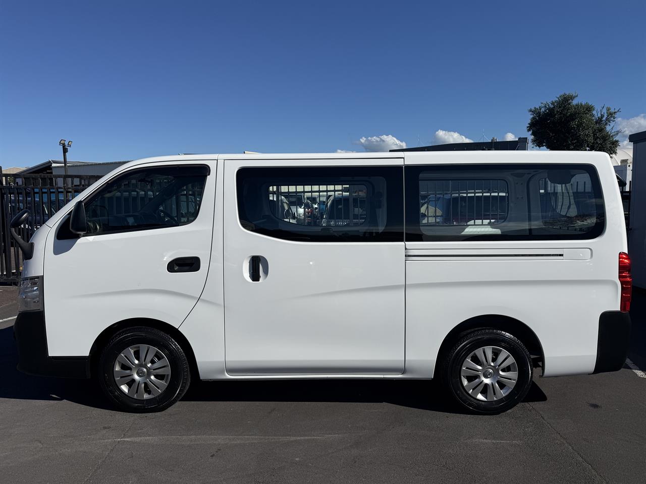 2020 Nissan NV350 thumbnail