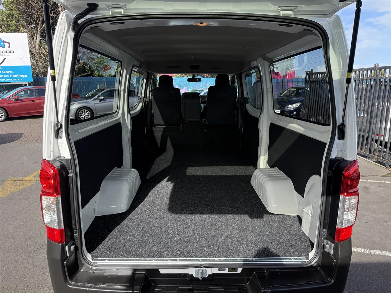 2020 Nissan NV350 thumbnail