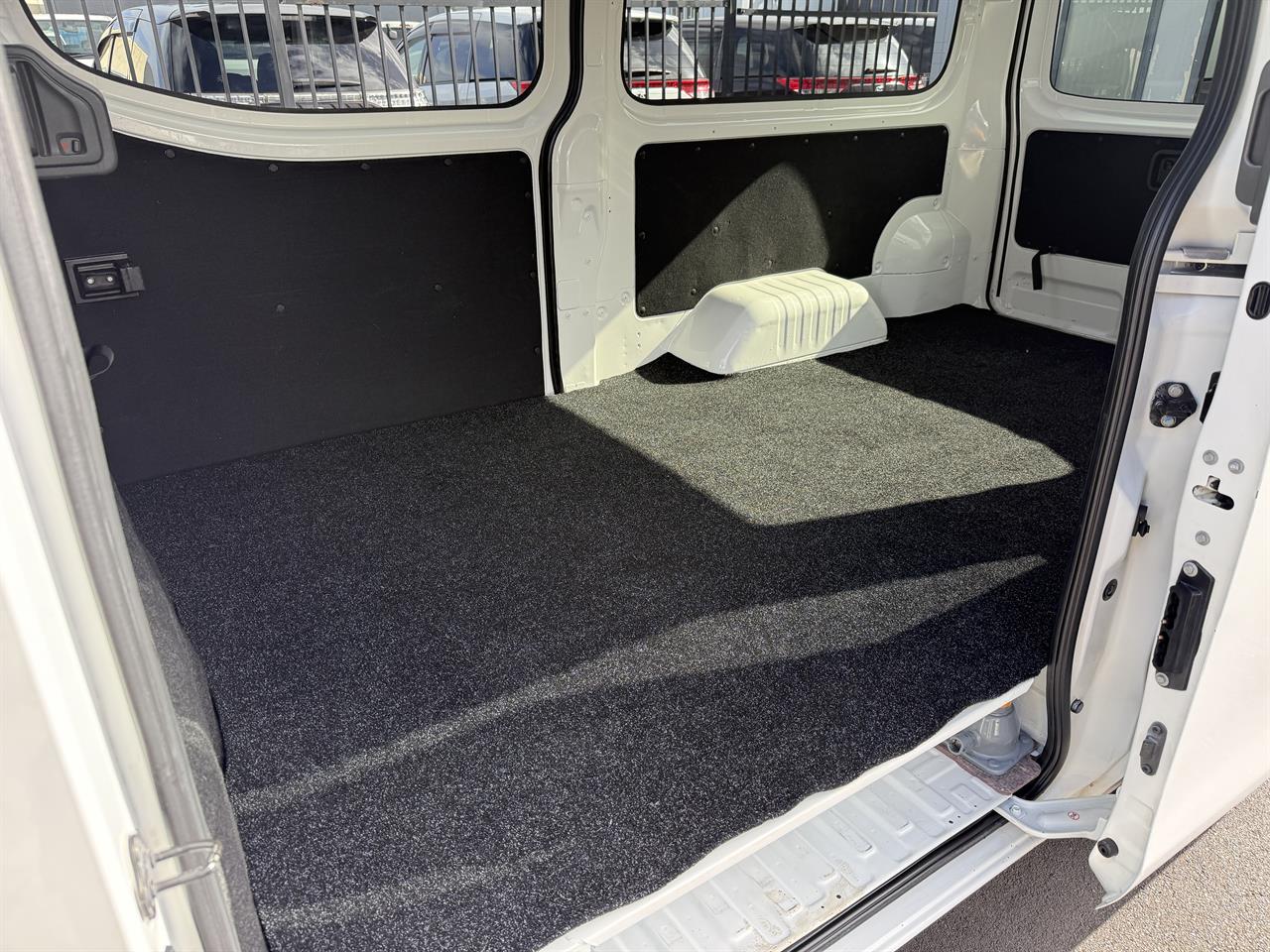 2020 Nissan NV350 thumbnail