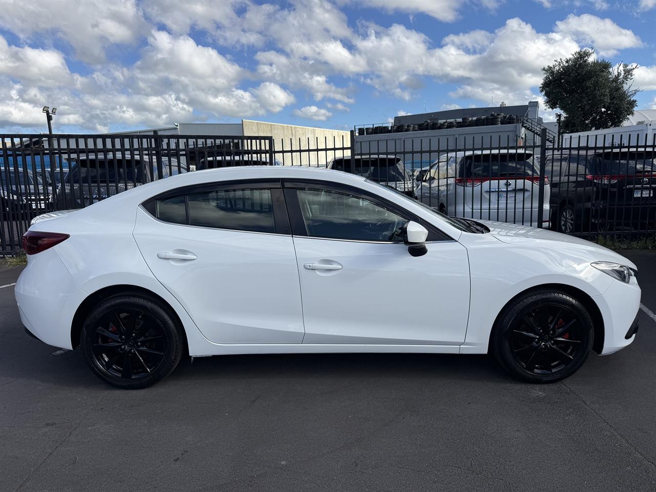 2013 Mazda Axela thumbnail