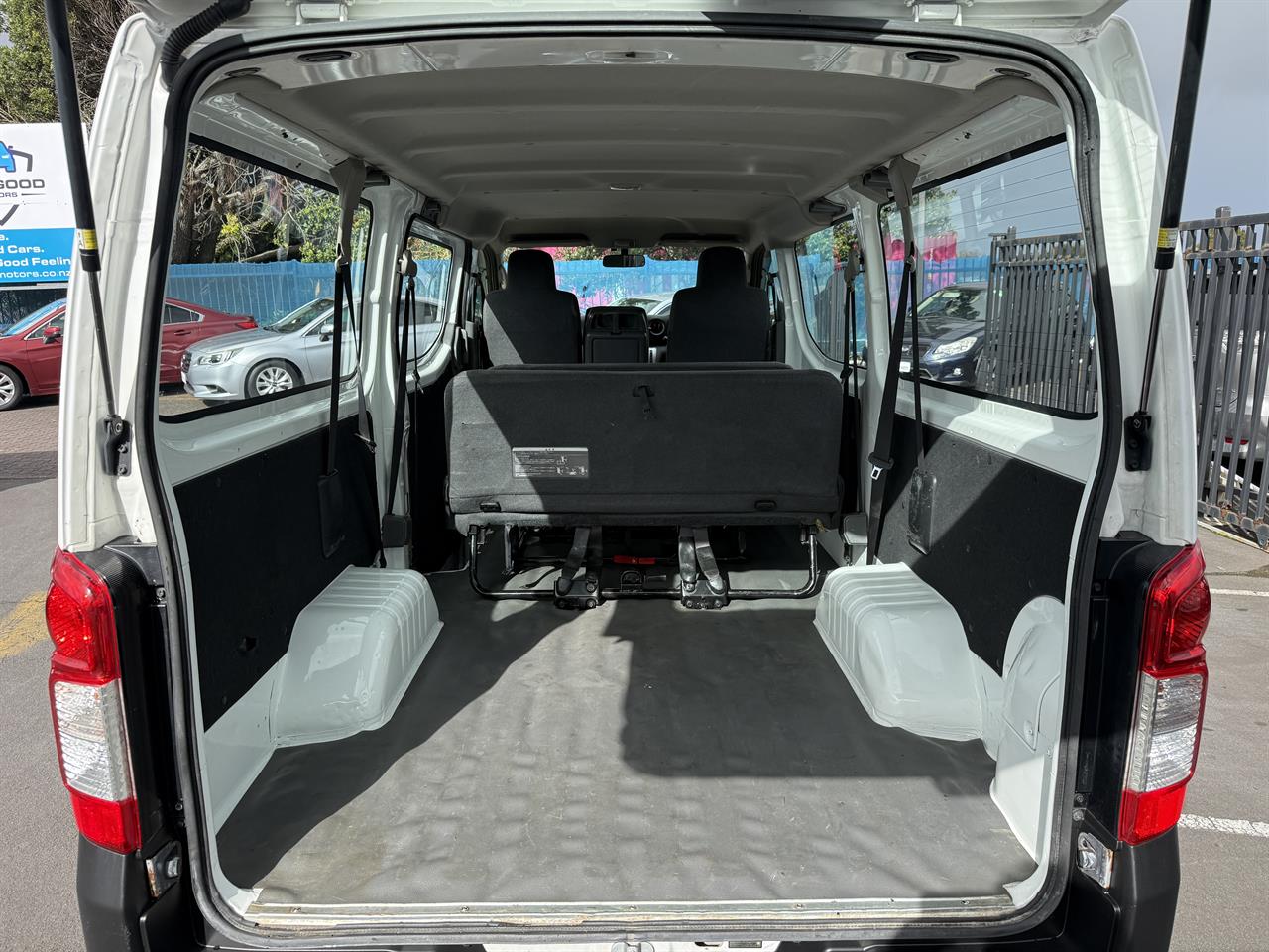 2017 Nissan NV350 thumbnail