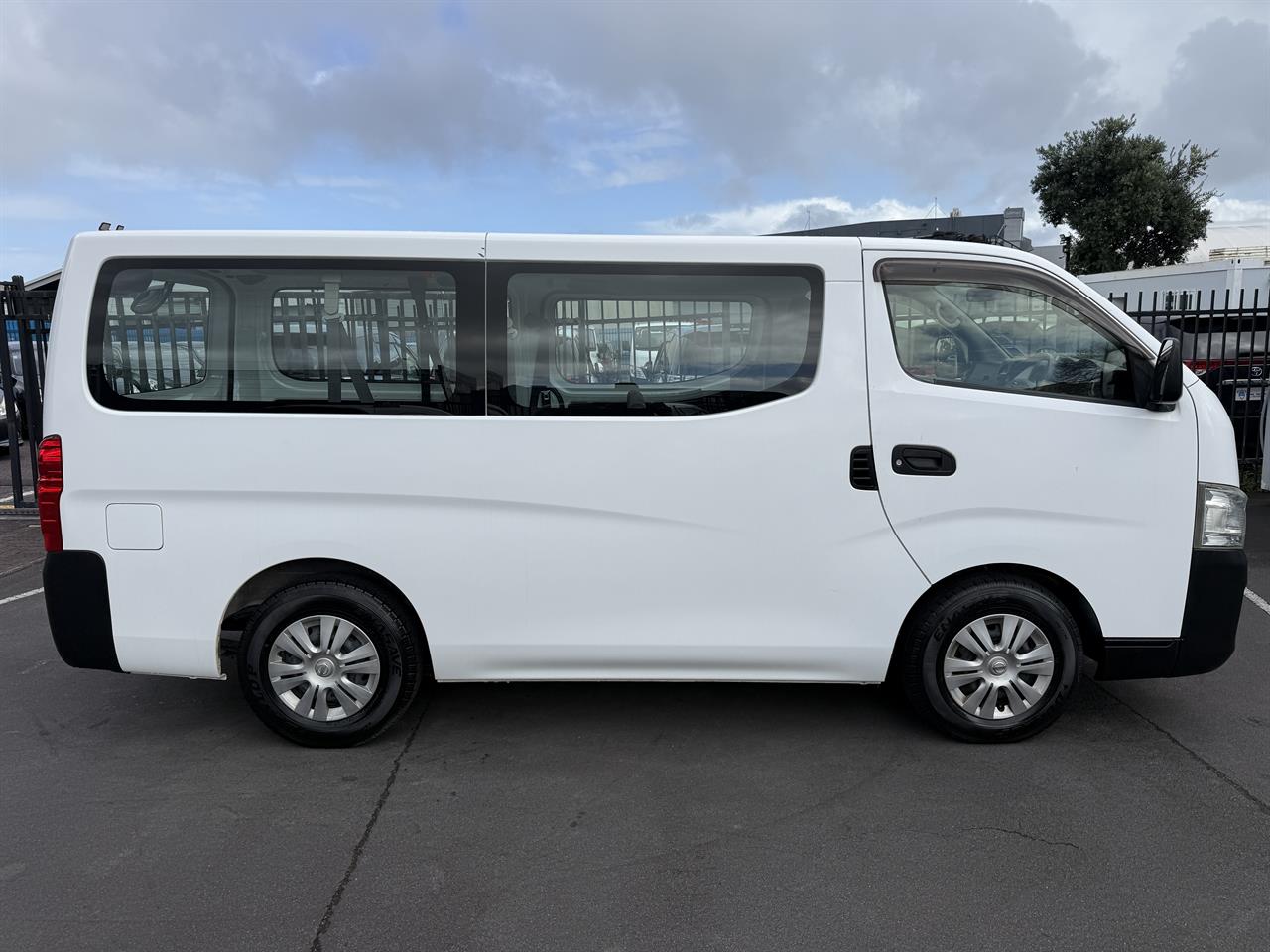 2017 Nissan NV350 thumbnail