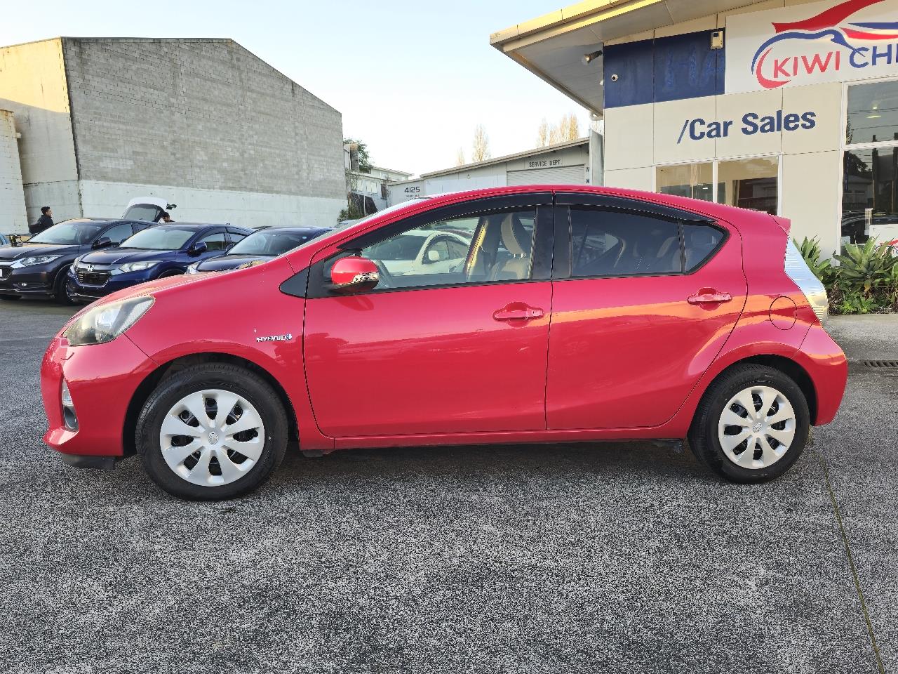 2013 Toyota Aqua thumbnail