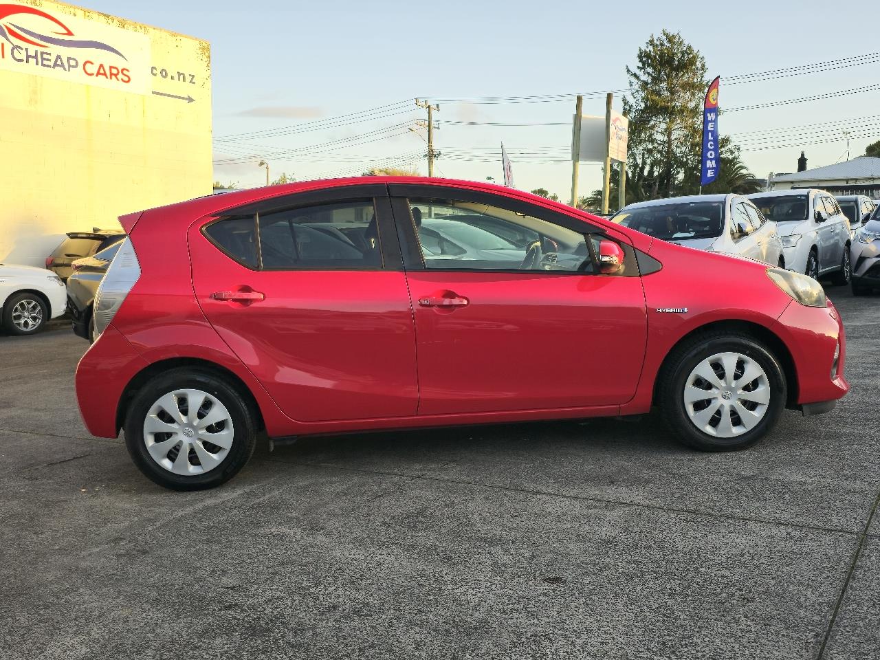 2013 Toyota Aqua thumbnail