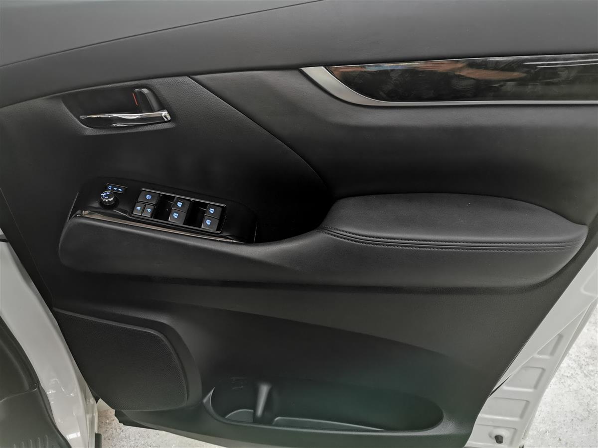 2016 Toyota Alphard thumbnail
