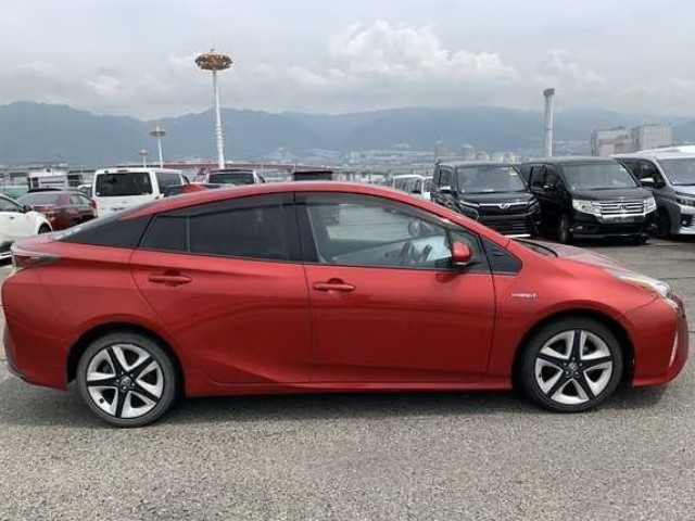 2016 Toyota Prius thumbnail