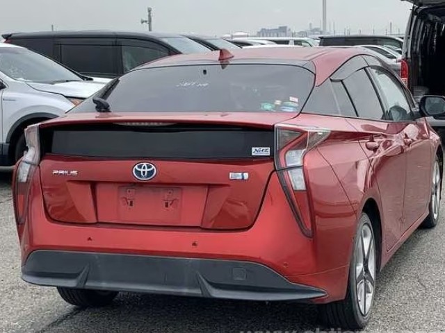 2016 Toyota Prius thumbnail