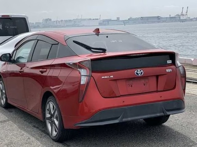 2016 Toyota Prius thumbnail