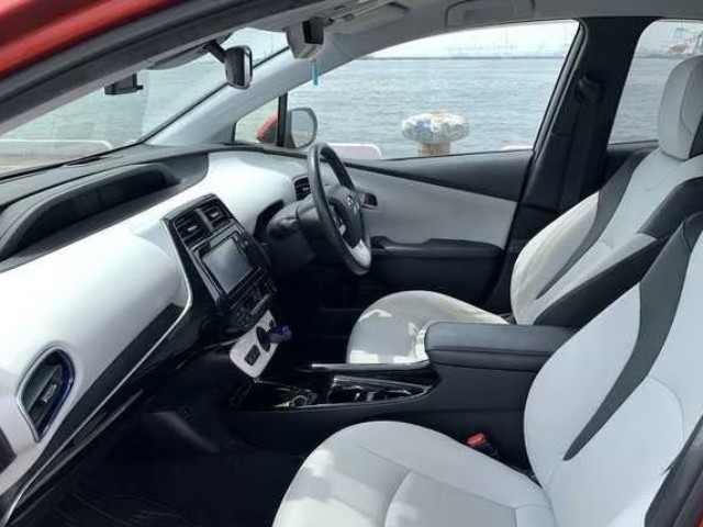 2016 Toyota Prius thumbnail