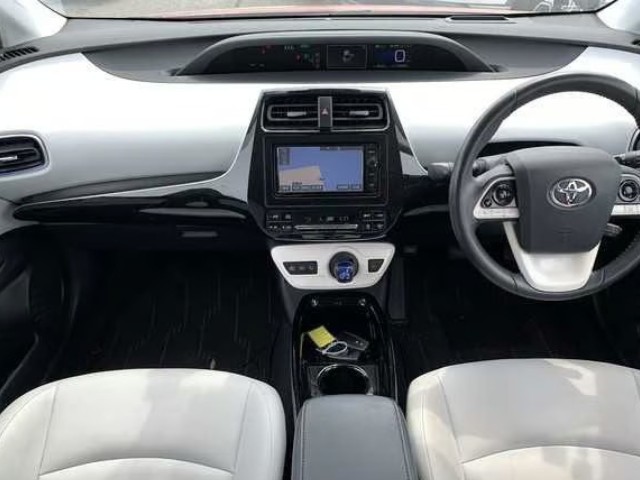2016 Toyota Prius thumbnail