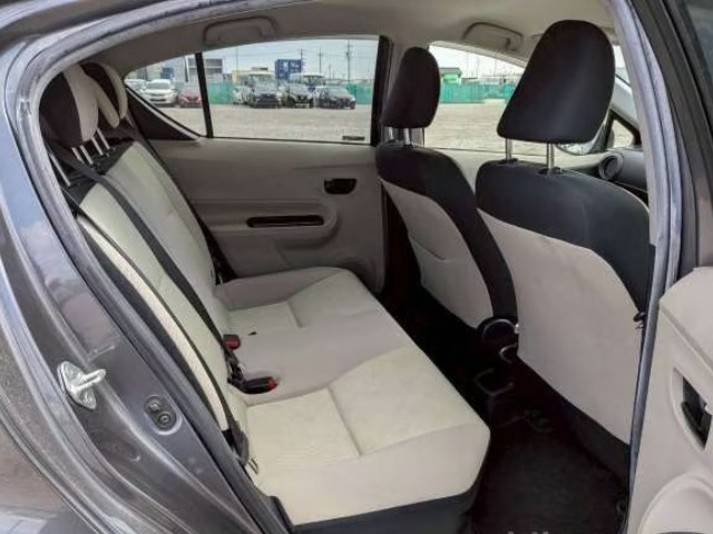 2013 Toyota Aqua thumbnail