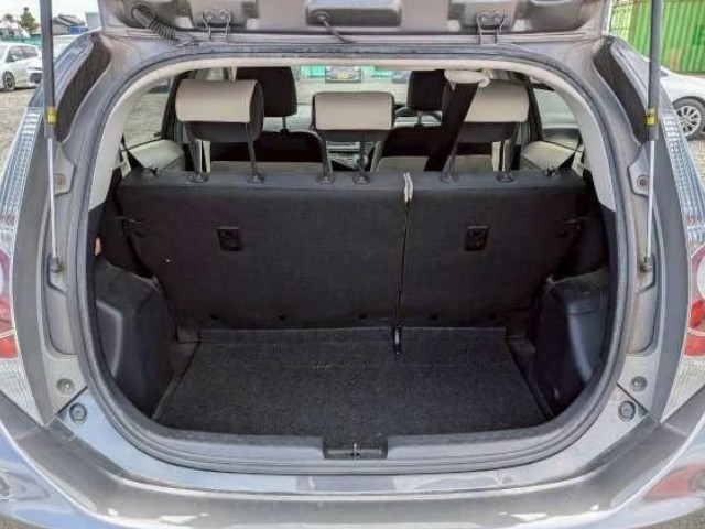 2013 Toyota Aqua thumbnail