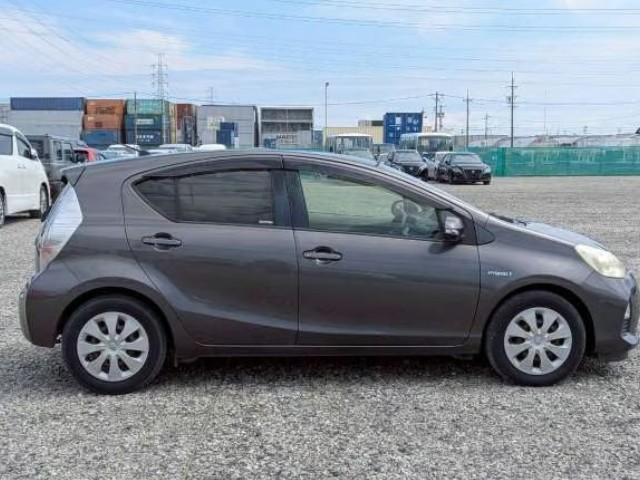 2013 Toyota Aqua thumbnail