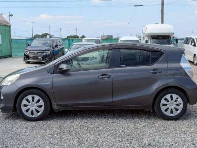 2013 Toyota Aqua thumbnail