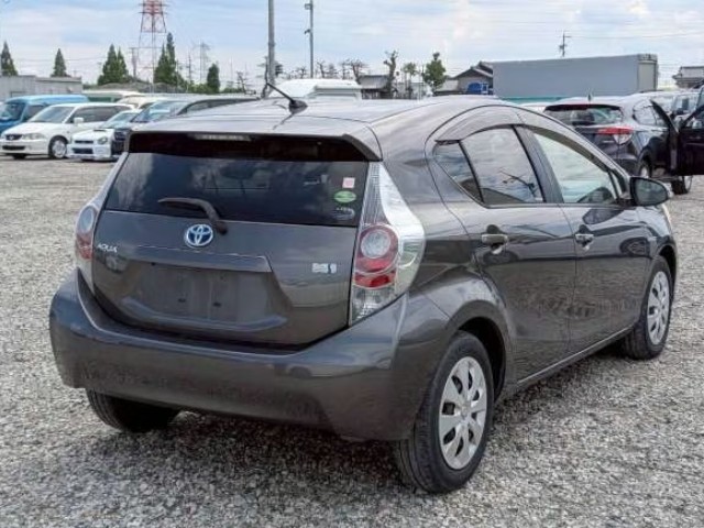 2013 Toyota Aqua thumbnail