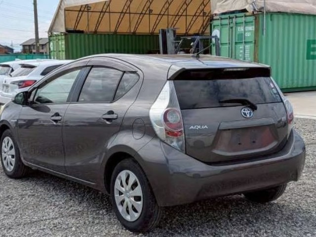 2013 Toyota Aqua thumbnail