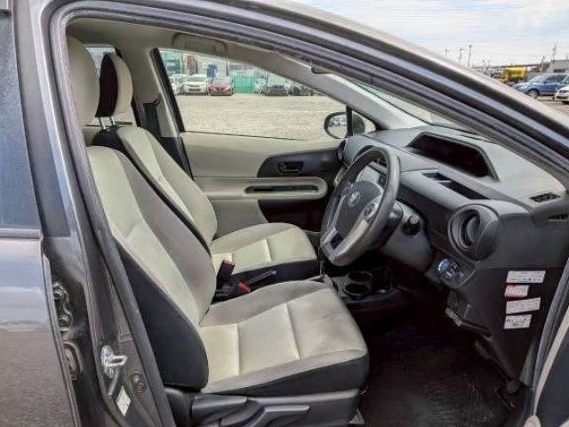2013 Toyota Aqua thumbnail