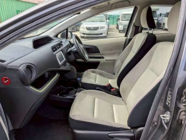 2013 Toyota Aqua thumbnail