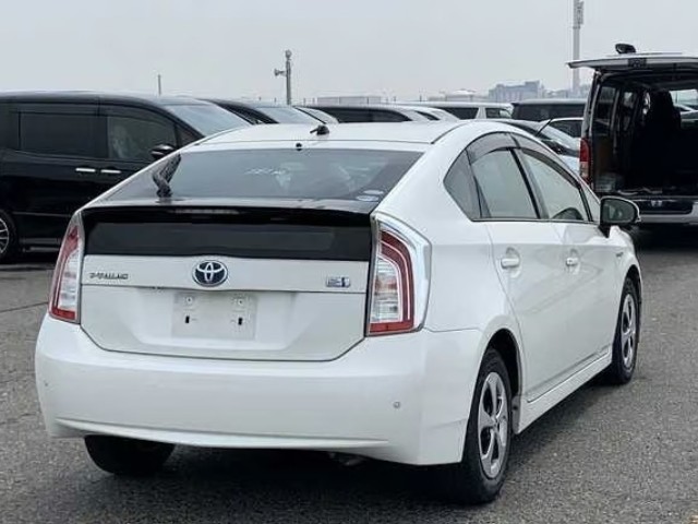 2015 Toyota Prius thumbnail
