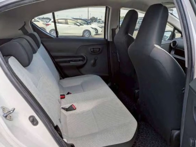 2015 Toyota Aqua thumbnail