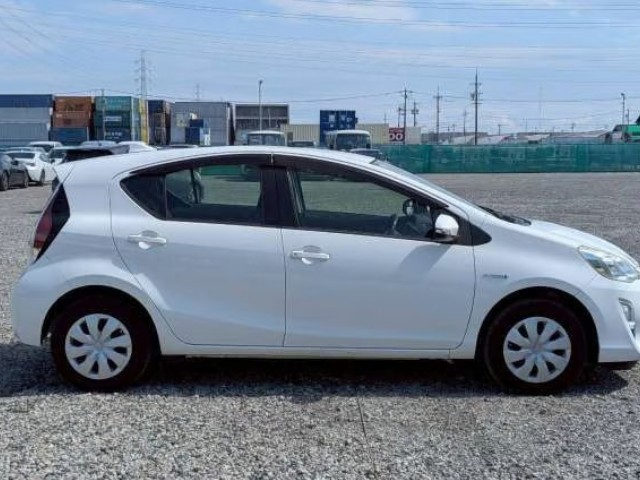 2015 Toyota Aqua thumbnail