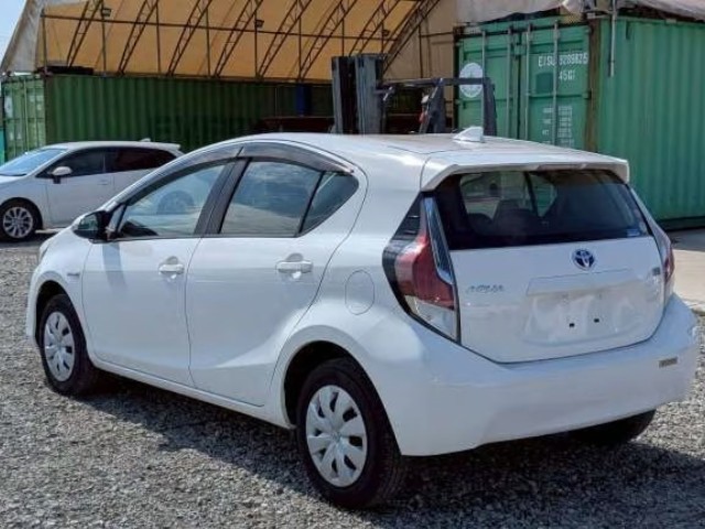 2015 Toyota Aqua thumbnail