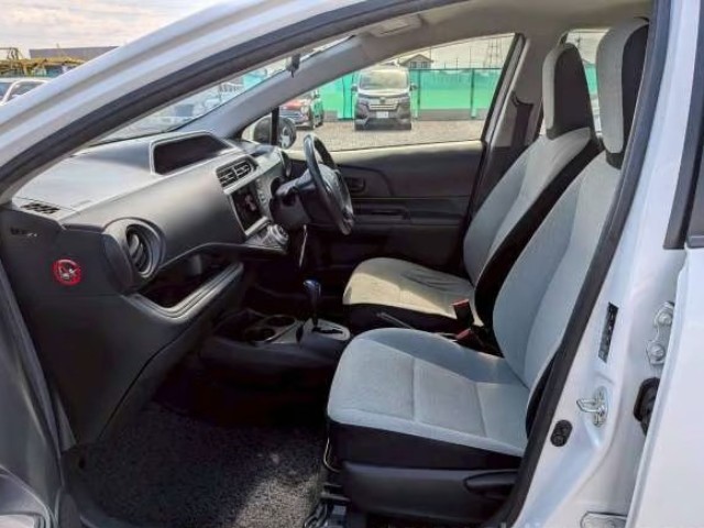 2015 Toyota Aqua thumbnail