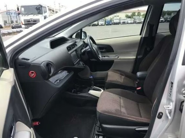 2012 Toyota Aqua thumbnail