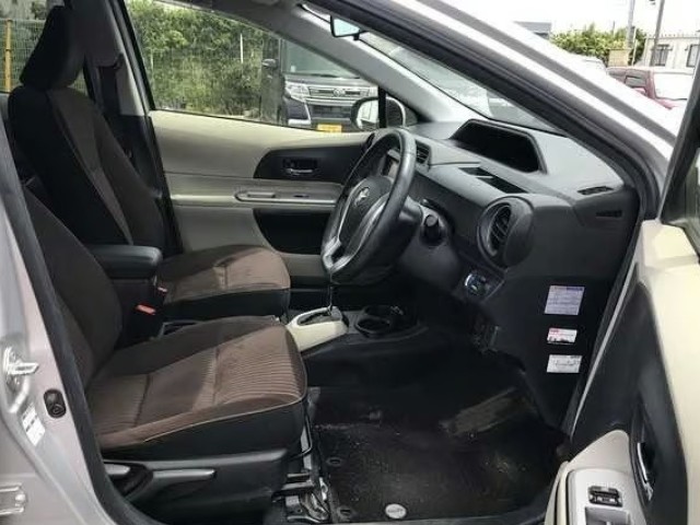 2012 Toyota Aqua thumbnail