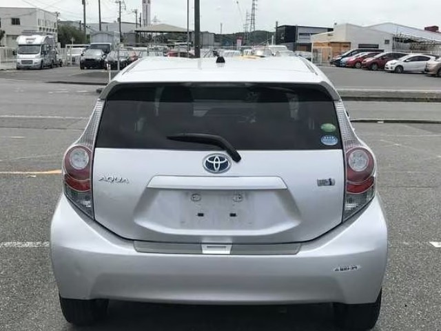 2012 Toyota Aqua thumbnail