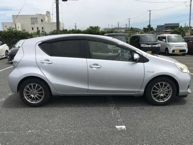 2012 Toyota Aqua thumbnail