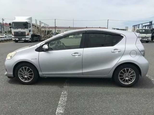2012 Toyota Aqua thumbnail
