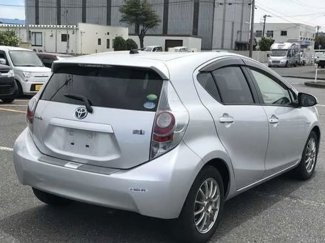 2012 Toyota Aqua thumbnail
