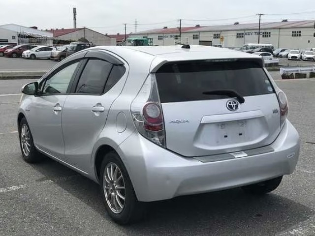 2012 Toyota Aqua thumbnail