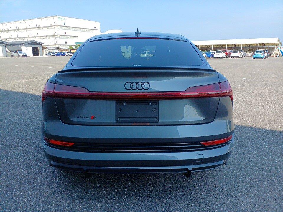 2022 Audi e-tron thumbnail