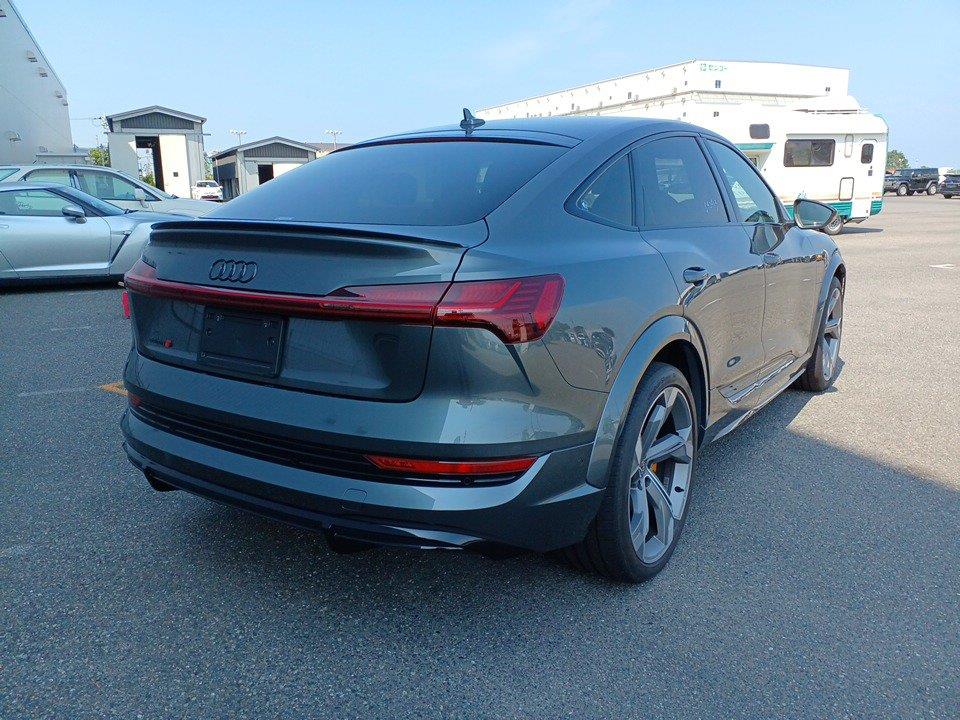 2022 Audi e-tron thumbnail