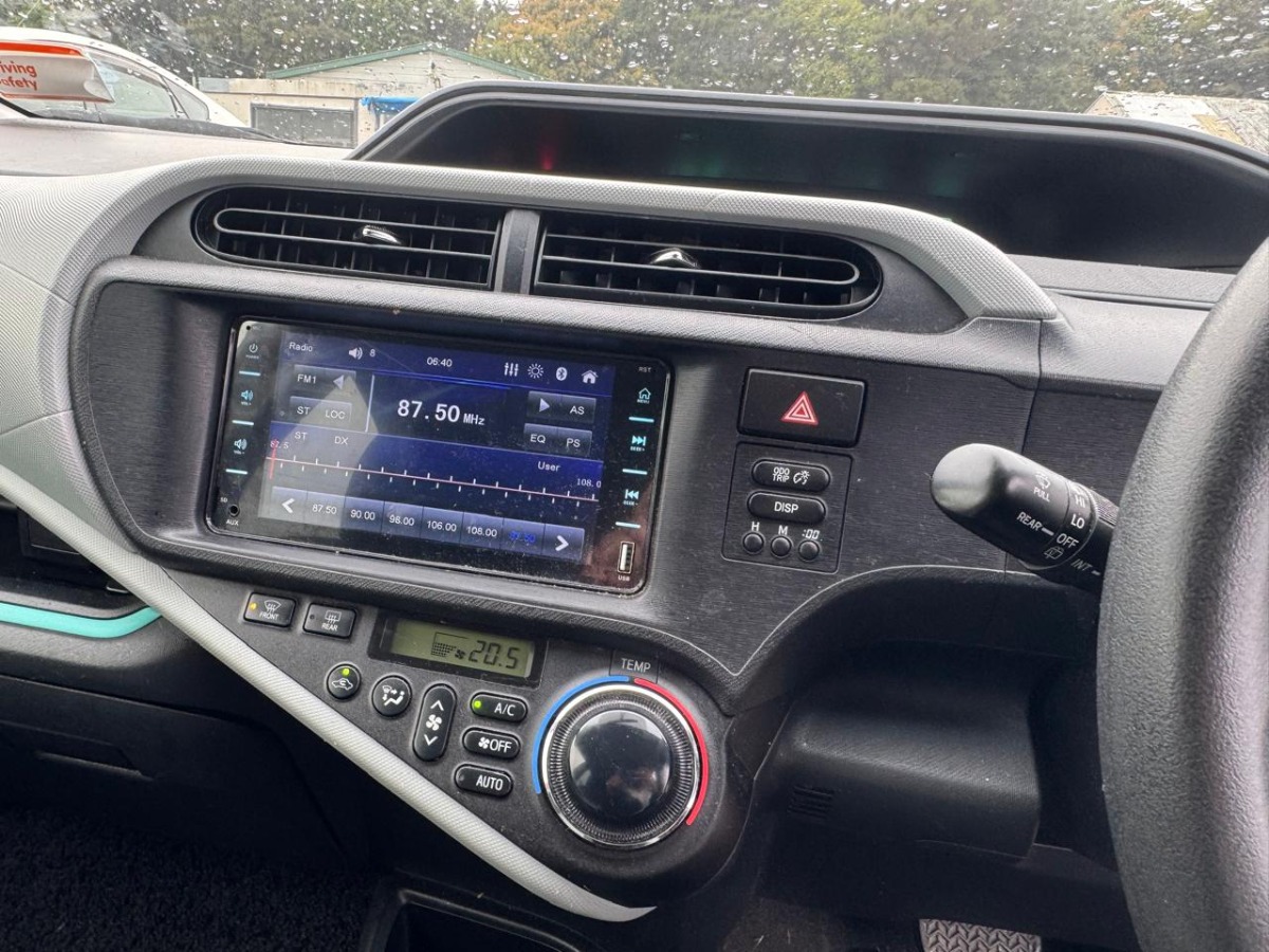 2012 Toyota Aqua thumbnail