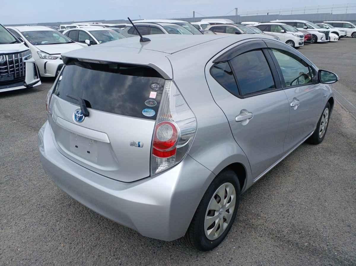 2012 Toyota Aqua thumbnail