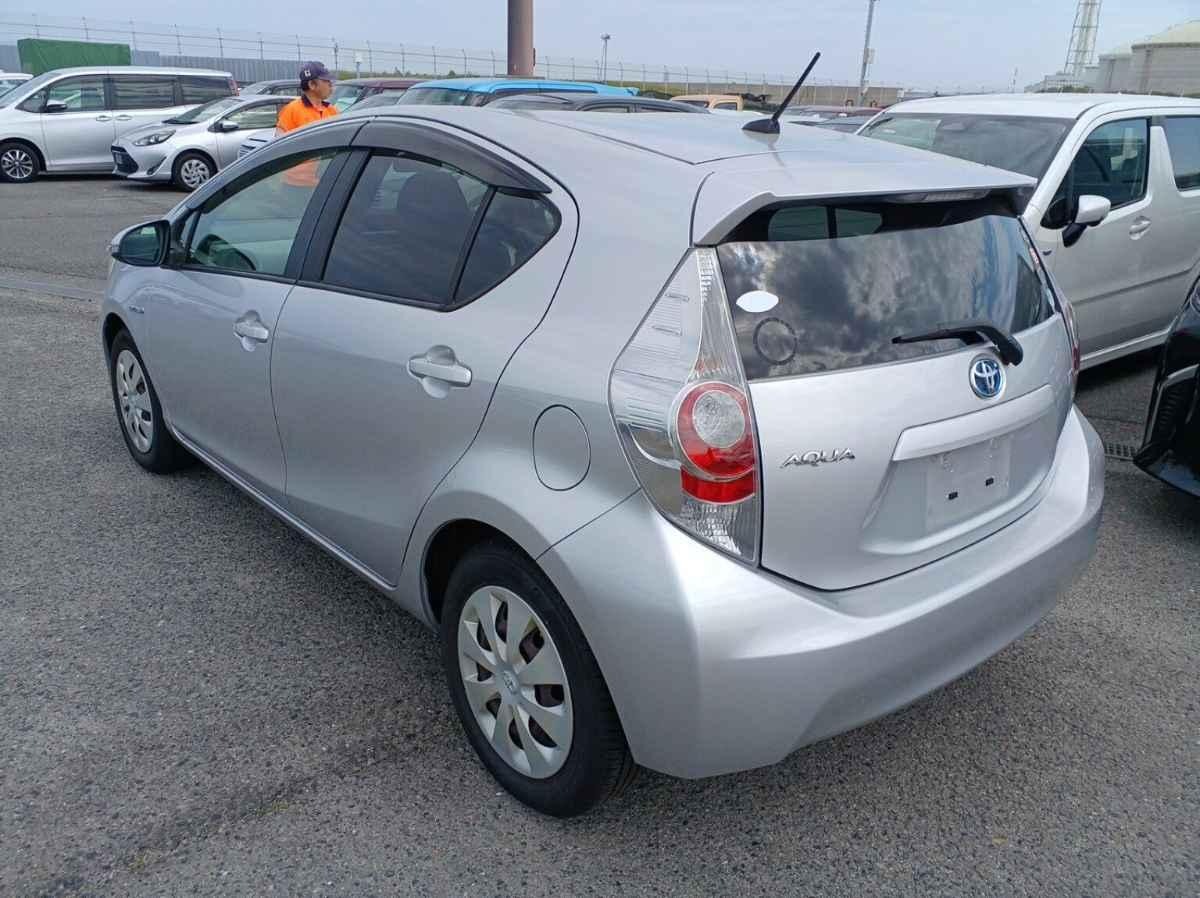 2012 Toyota Aqua thumbnail
