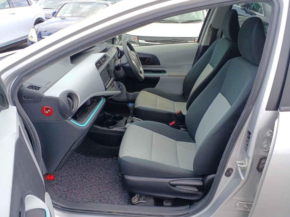 2012 Toyota Aqua thumbnail