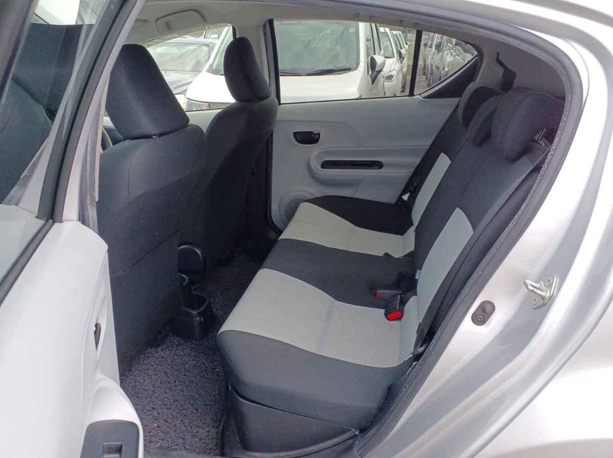 2012 Toyota Aqua thumbnail