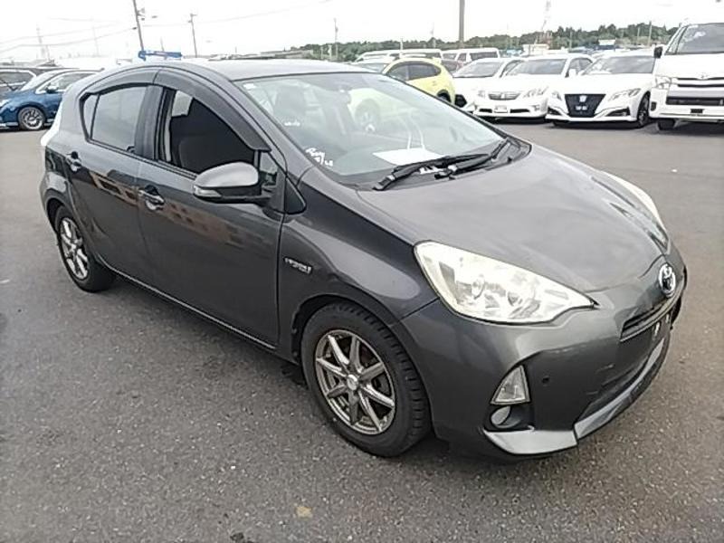 2013 Toyota Aqua thumbnail